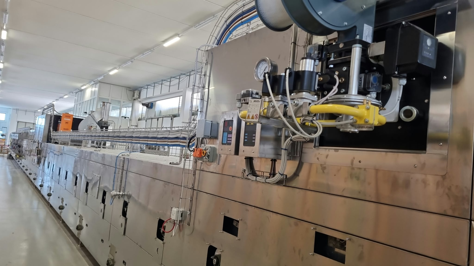 Linea industriale automatizzata con apparecchiature di processo