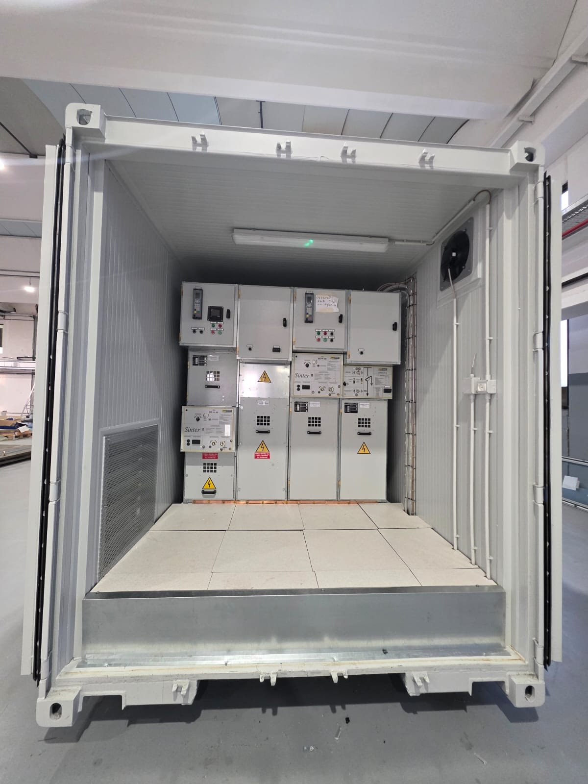 Interno di una cabina elettrica in container con quadri e cablaggio