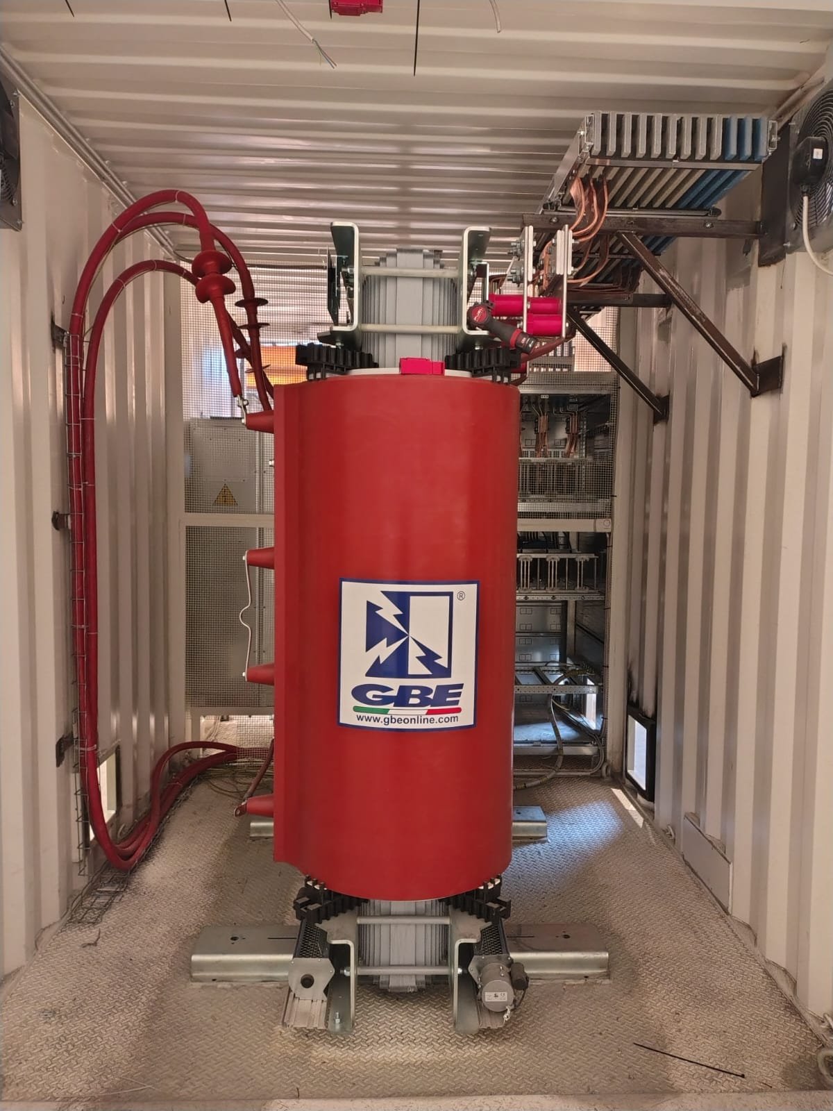 Montaggio di una cabina elettrica MT/BT in container