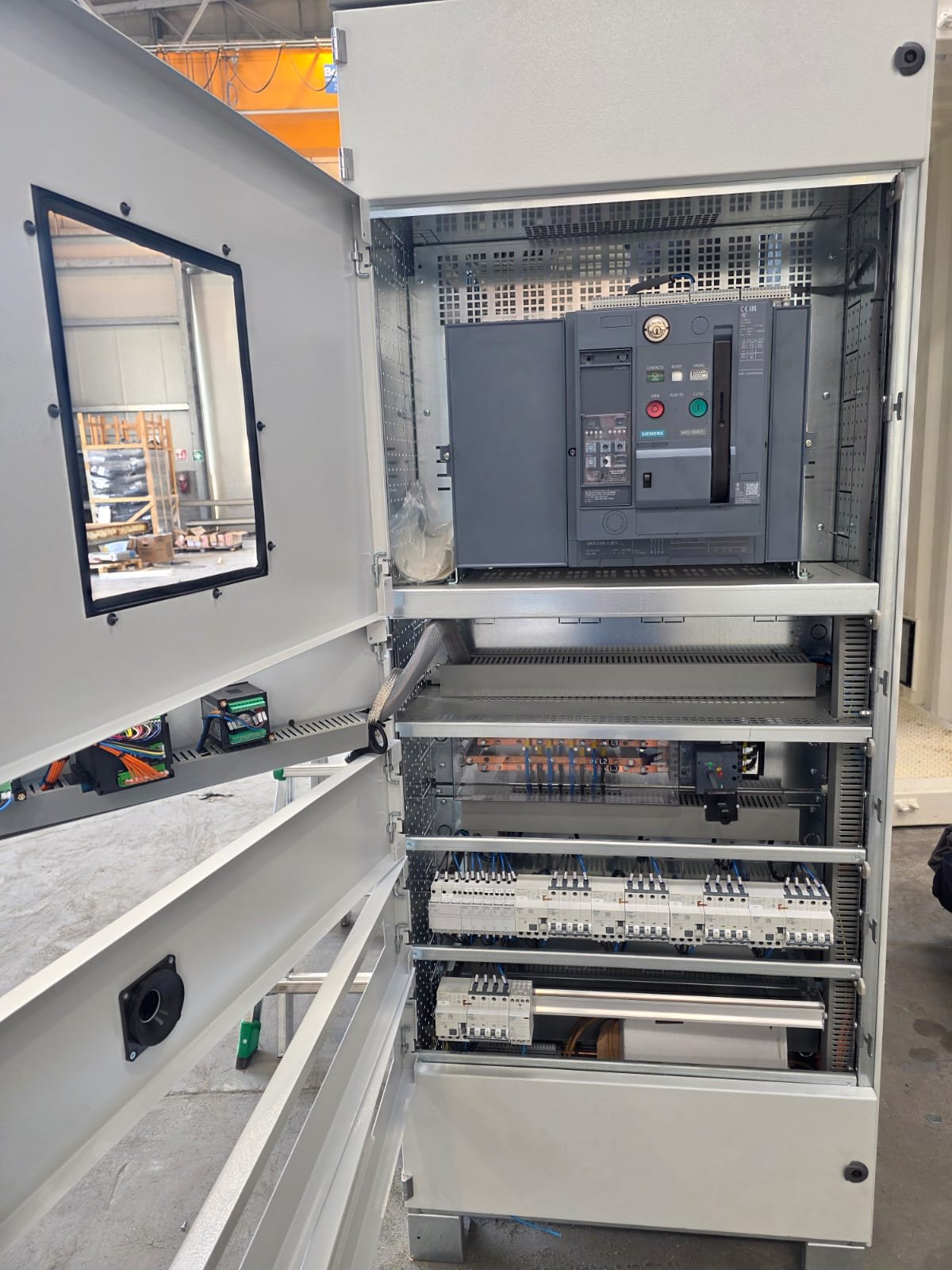 Cabina elettrica MT/BT con protezioni e comandi installati