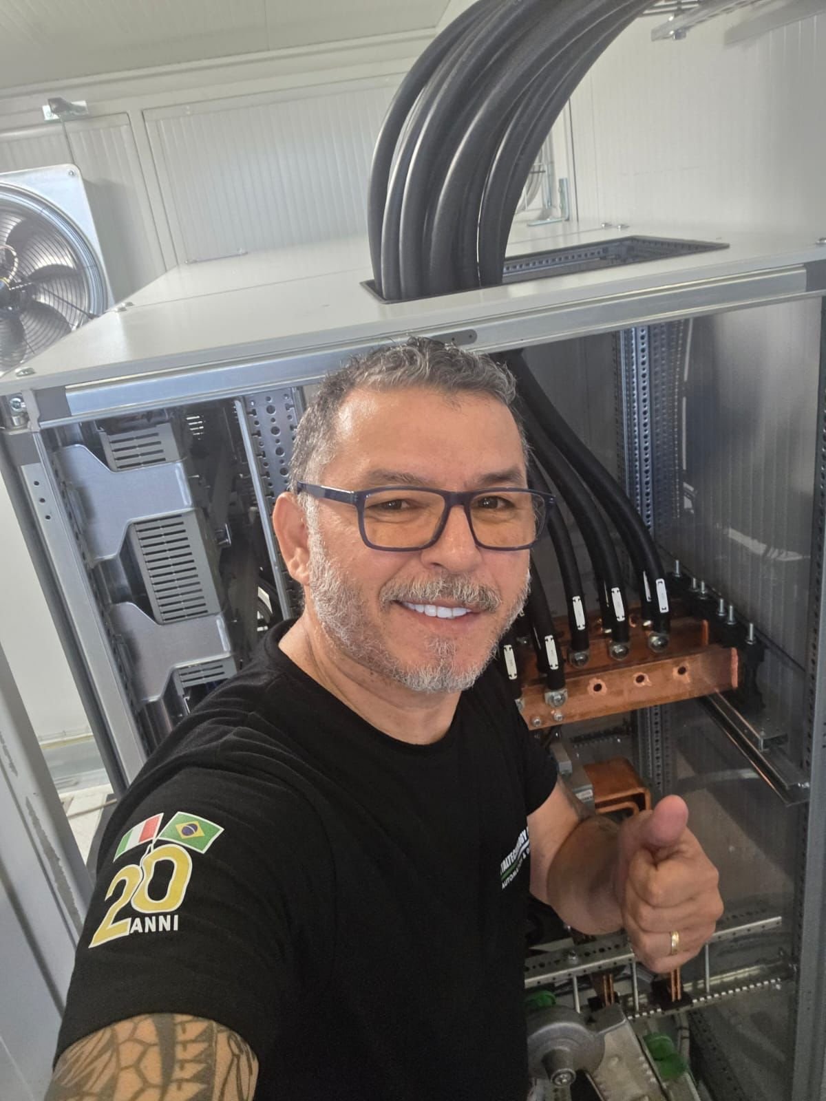 Specialista di Italtecnology Power all’interno di una cabina elettrica