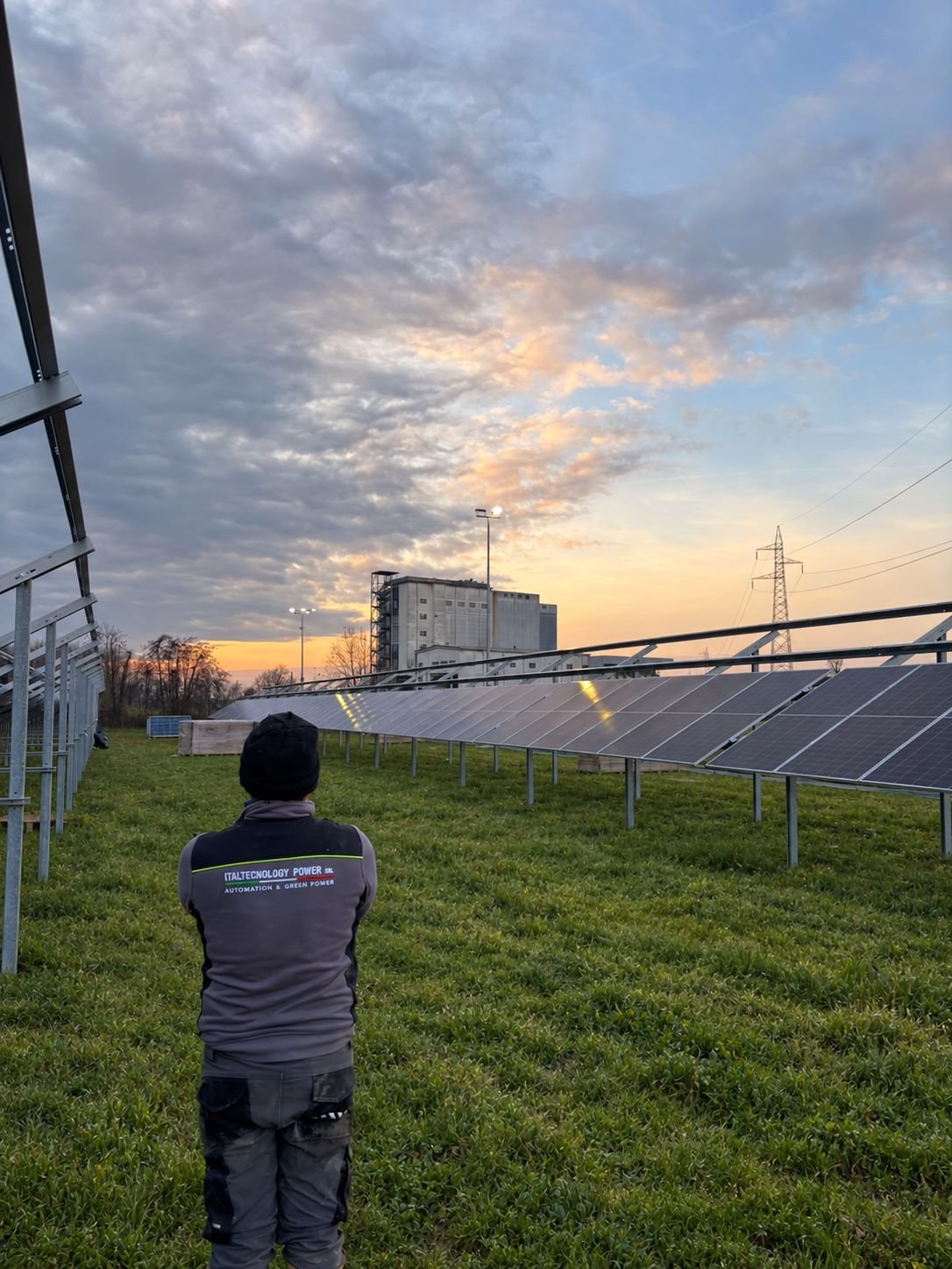 Tecnico di Italtecnology Power presso un impianto fotovoltaico industriale