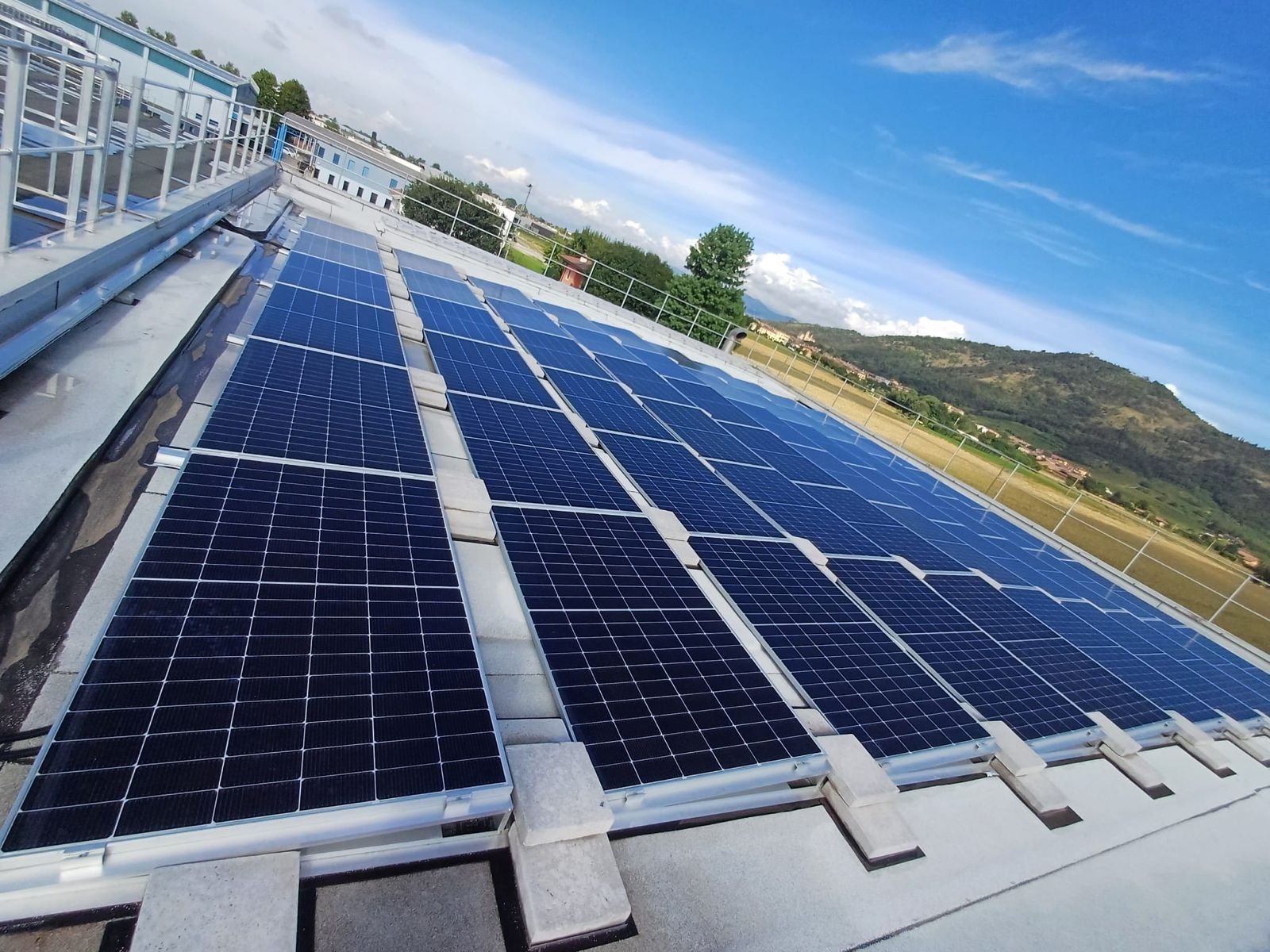 Pannelli fotovoltaici installati sulla copertura di un’azienda
