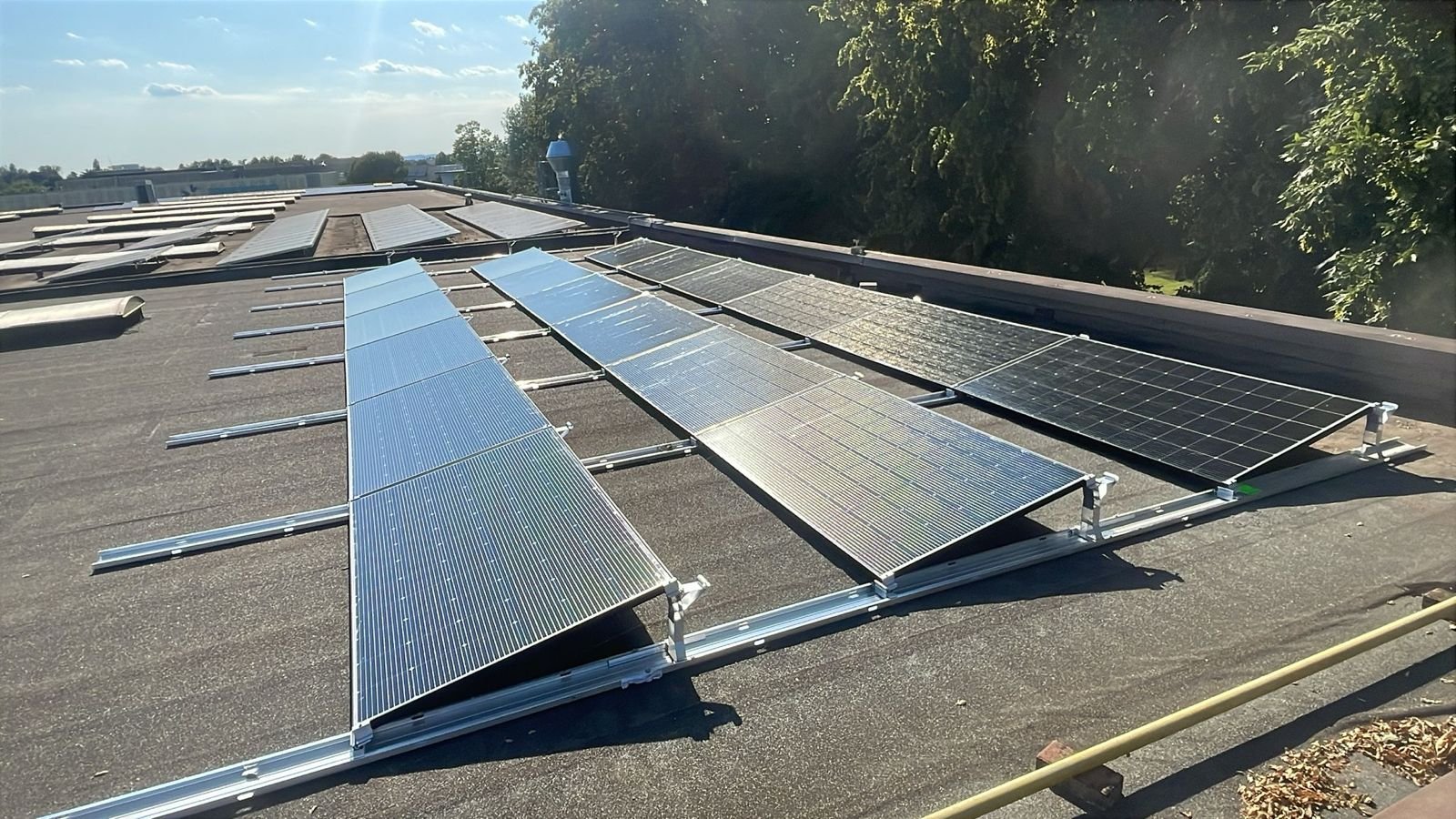 Pannelli fotovoltaici installati su una copertura piana