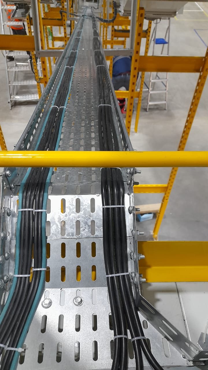 Passerella portacavi su una linea industriale
