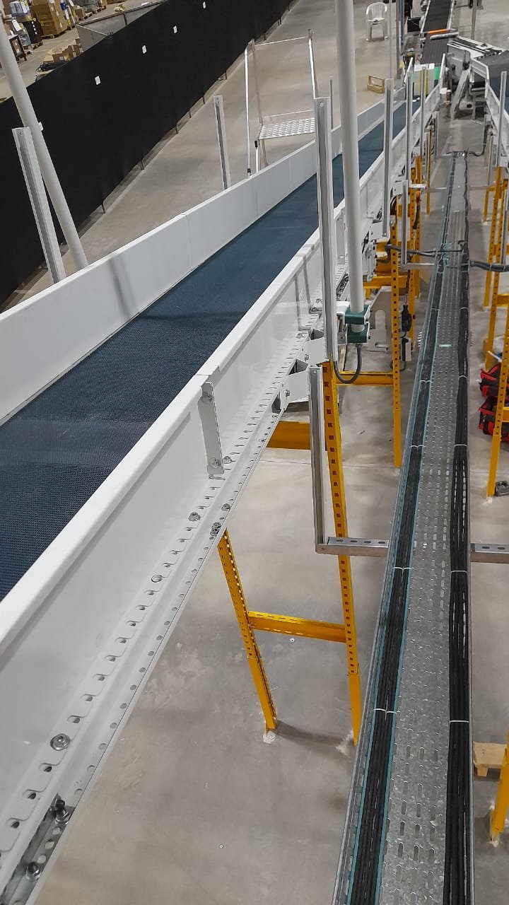 Passerella portacavi e struttura di una linea industriale