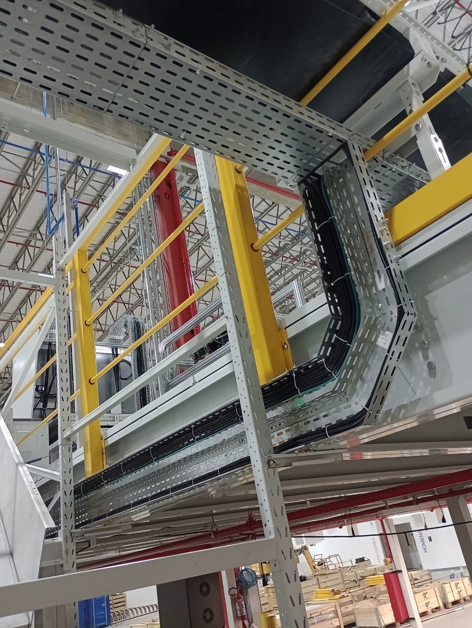 Passerelle portacavi sospese in un impianto industriale