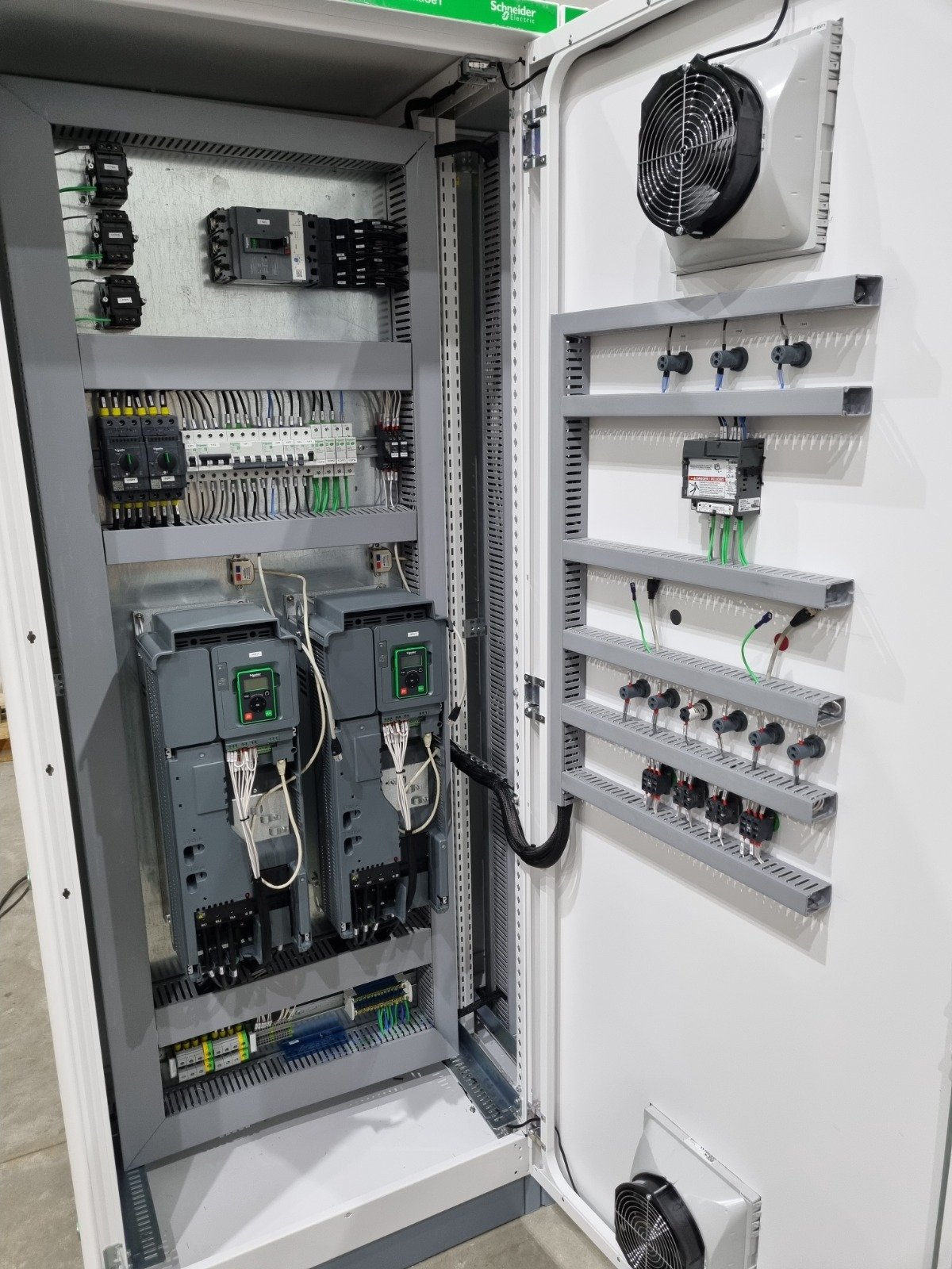 Interno di quadro elettrico con moduli, interruttori e cavi ordinati