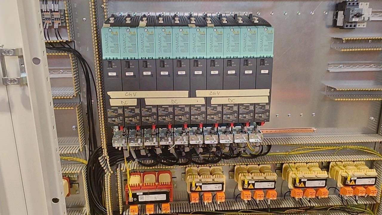 Quadro con inverter, interruttori e componenti installati