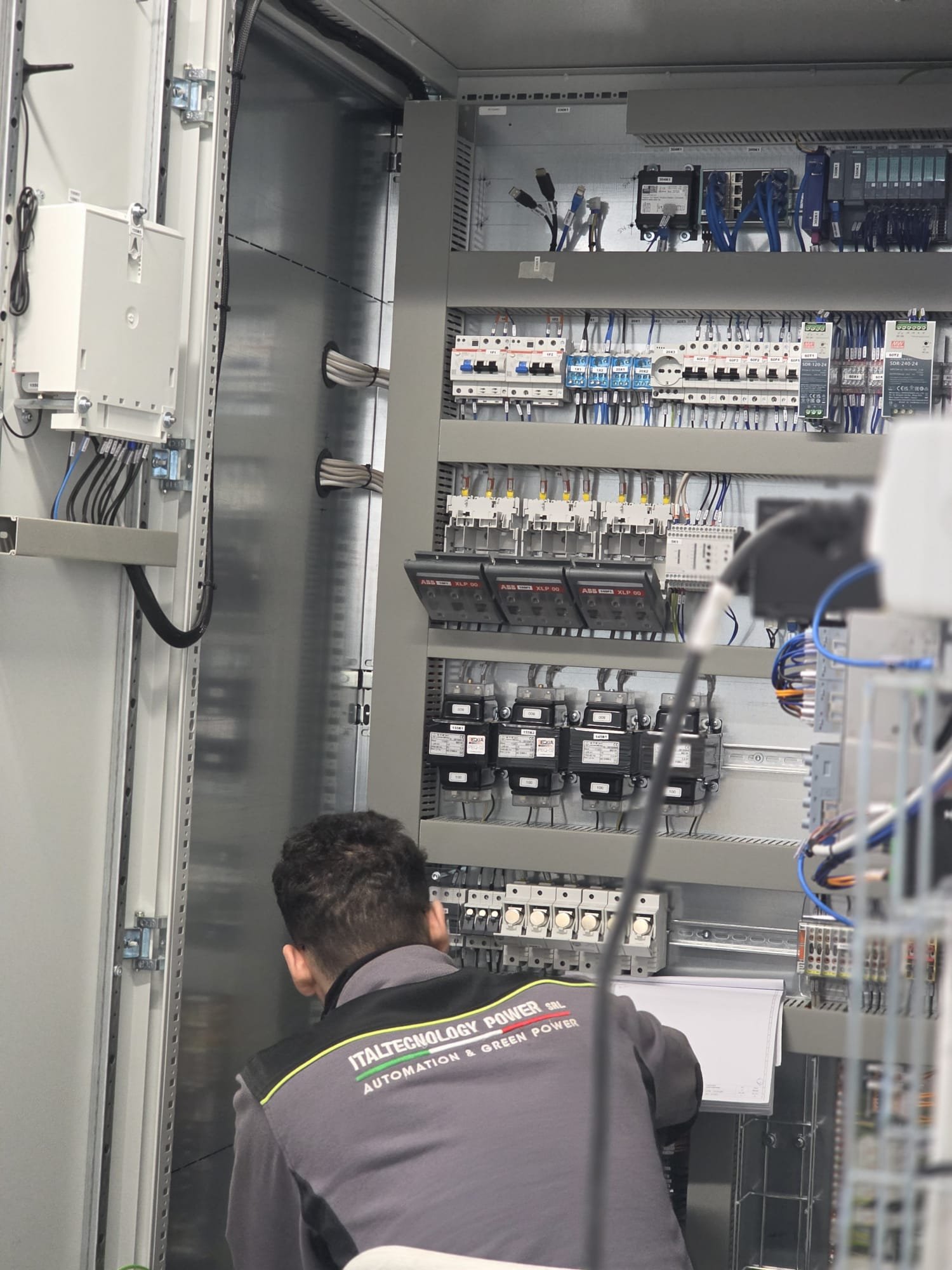 Tecnico di Italtecnology Power al lavoro all’interno di un quadro elettrico