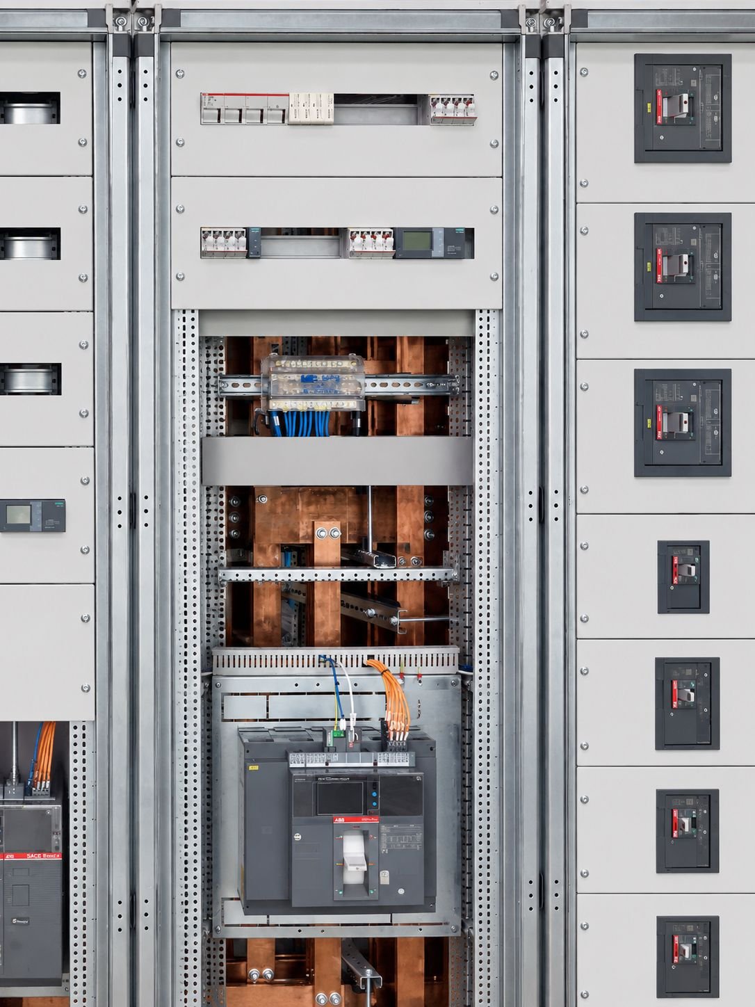 Nuovo quadro elettrico industriale installato in cabina tecnica