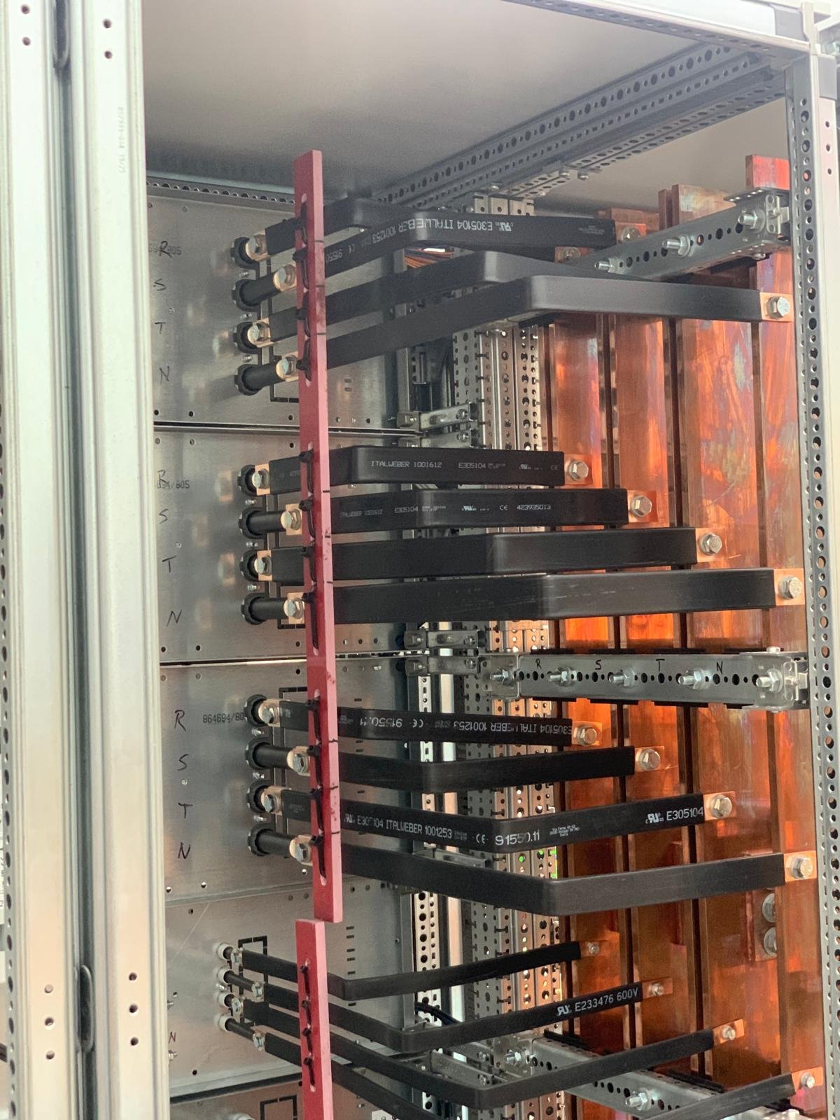 Interno di un nuovo quadro elettrico industriale con cablaggio ordinato