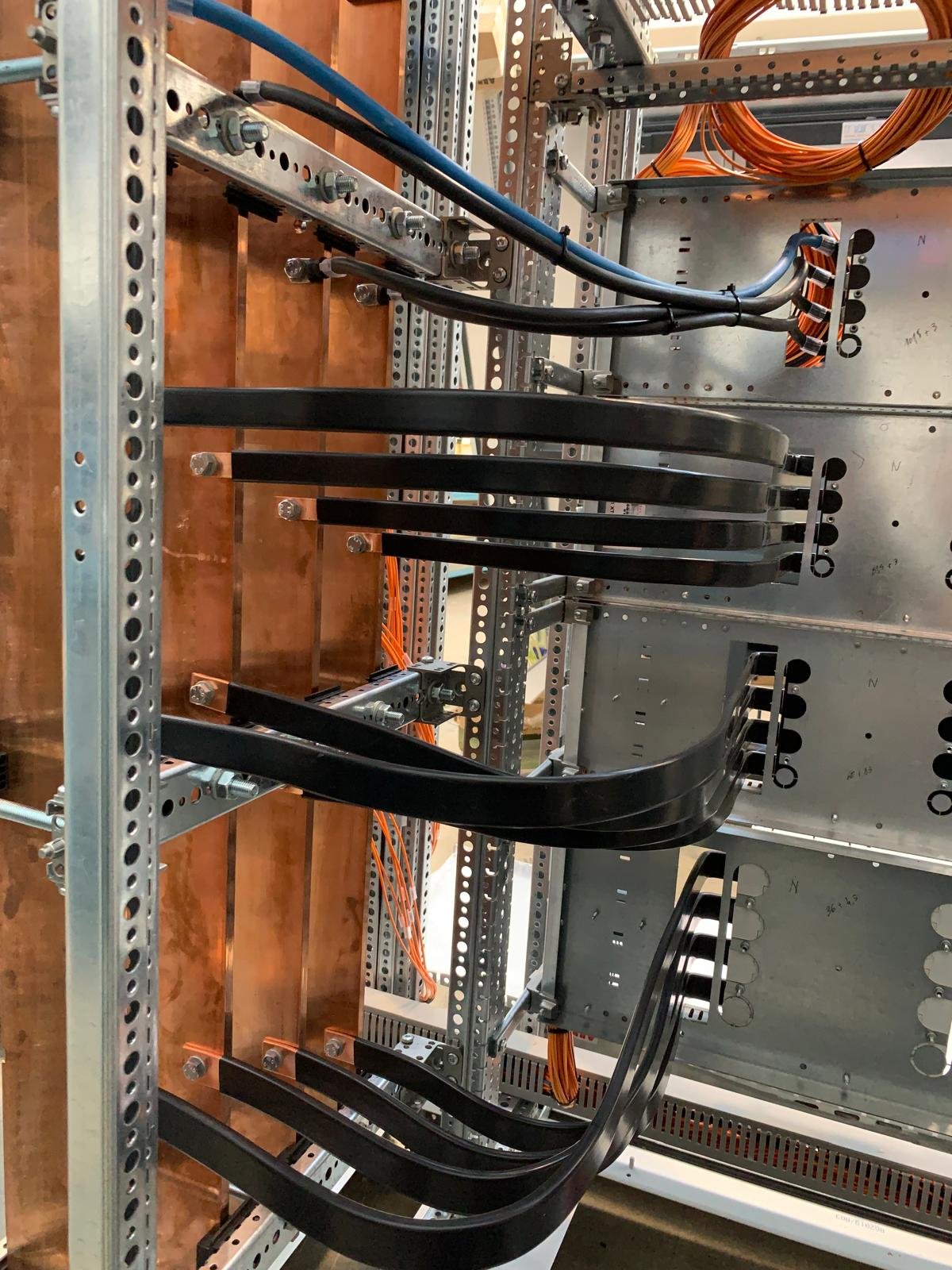 Apparecchiature elettriche installate in una nuova cabina industriale