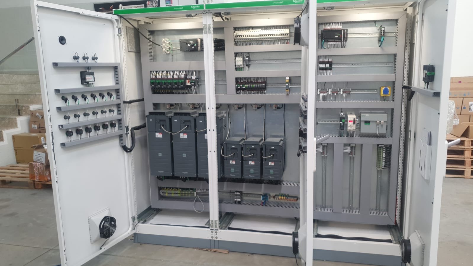 Quadro elettrico industriale con componenti e cablaggio tecnico