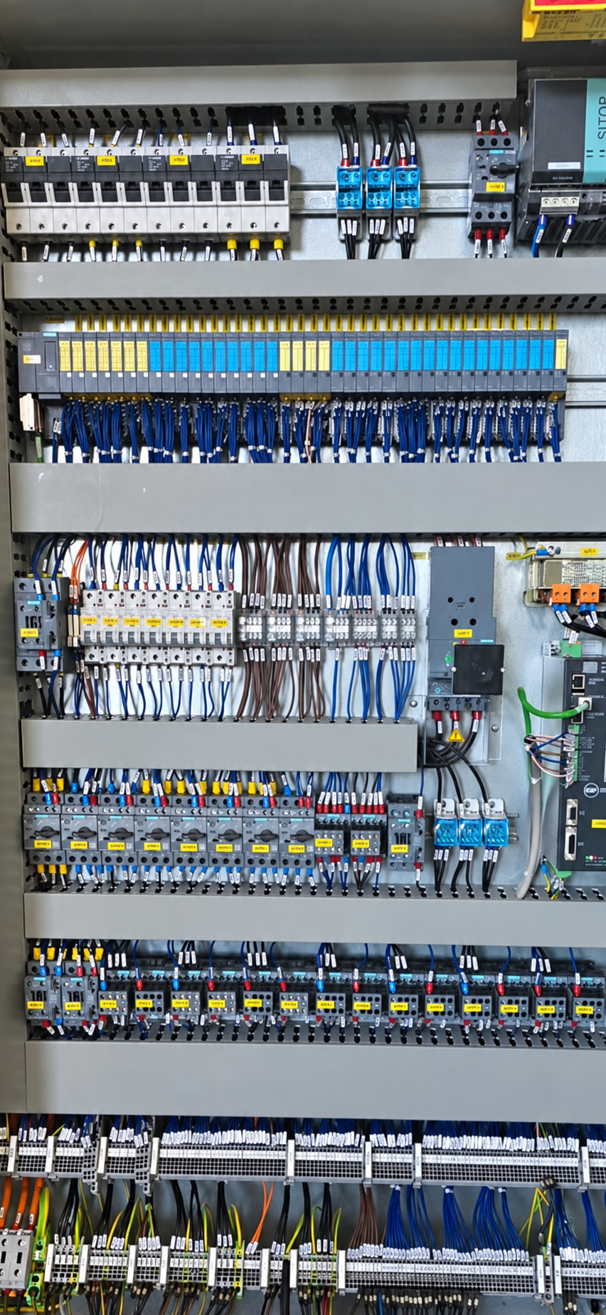 Pannello automatizzato con componenti elettrici industriali