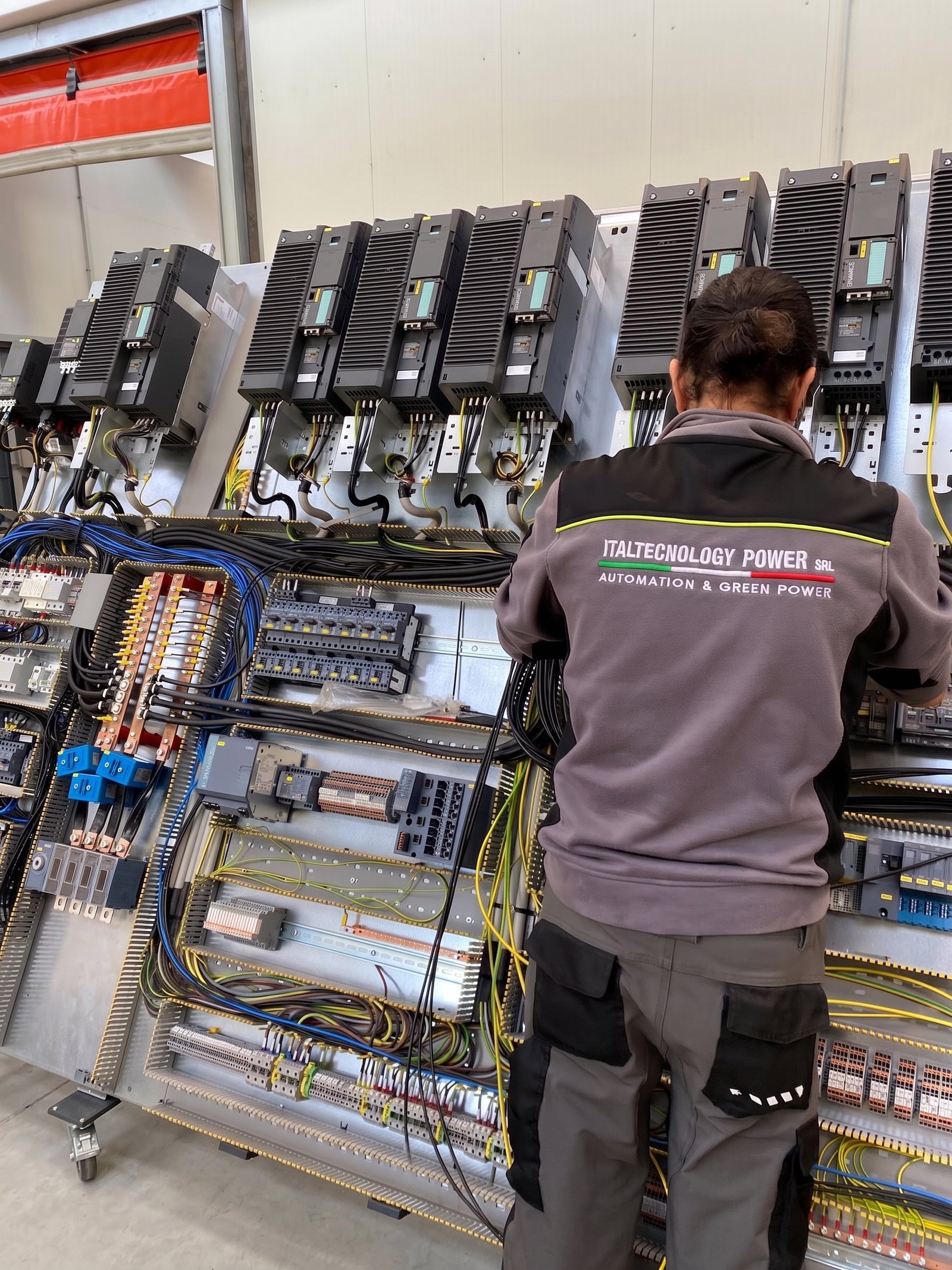 Quadro elettrico industriale con componenti e cablaggio ordinato
