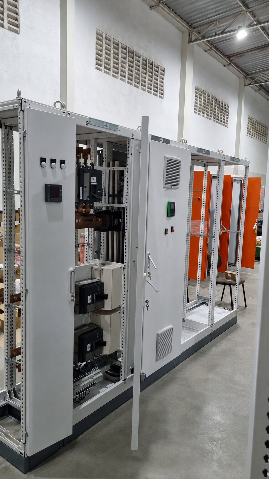 Armadi elettrici industriali in fase di montaggio