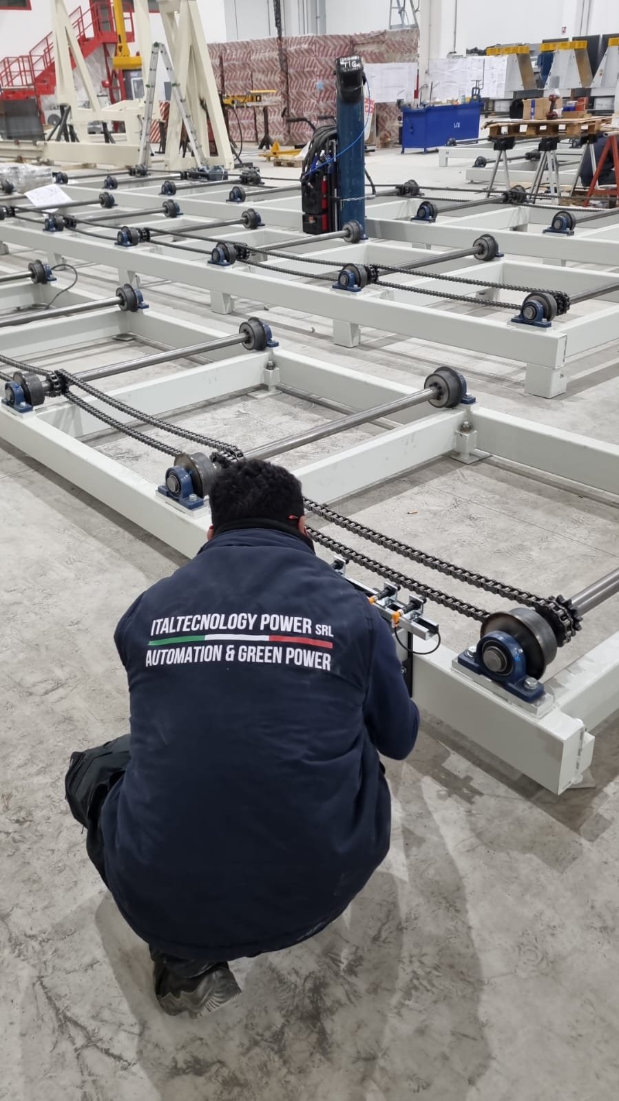 Tecnico di Italtecnology Power al lavoro su un sistema di automazione industriale